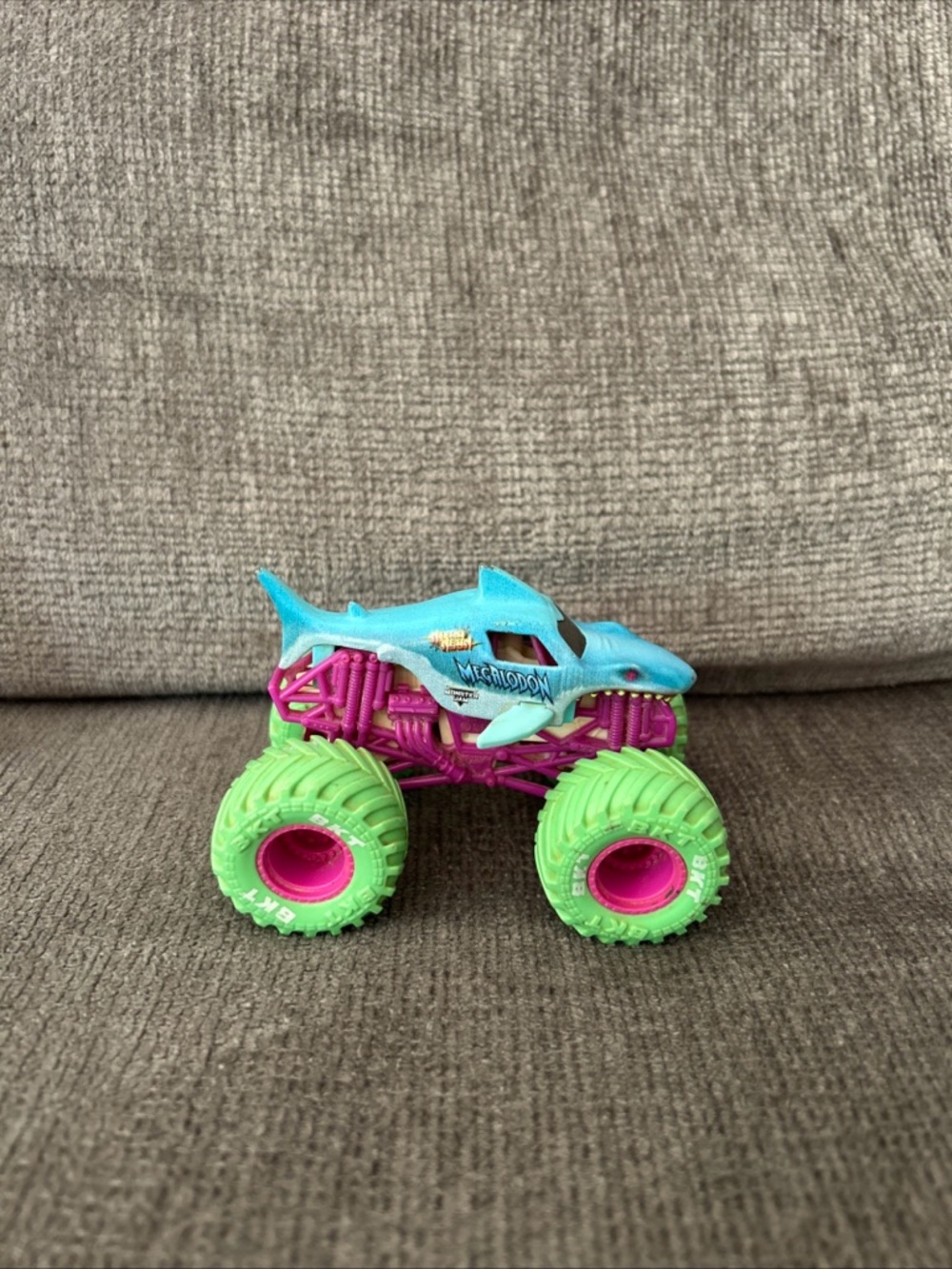 Spin Master Monster Jam NITRO NEON Megalodon Truck 1:64